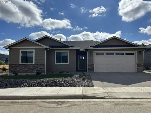 100 Elkton St, Sutherlin, OR 97479