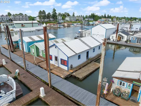 530 NE Tomahawk Island Dr, Portland, OR 97217