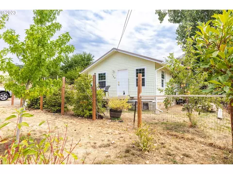 163 Redwood Dr, Roseburg, OR 97470