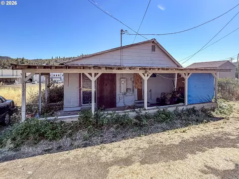 2126 NE Commercial Ave, Roseburg, OR 97470