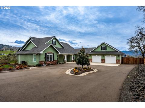 162 Old Barn Ct, Roseburg, OR 97471