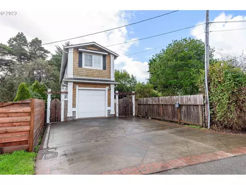 218 SE 13th St, Bandon, OR 97411