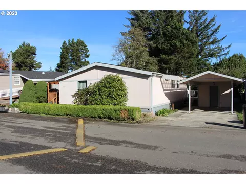 1680 Shorepines Dr, Coos Bay, OR 97420