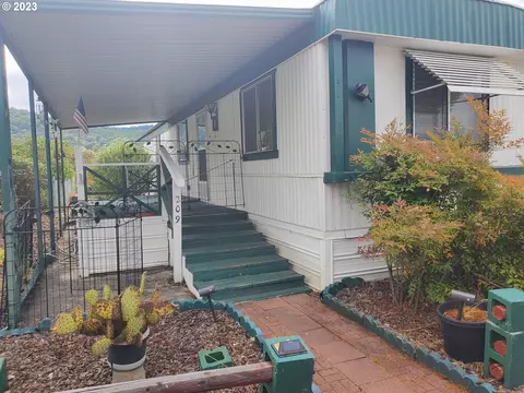 209 Shadow Ranch Ln, Roseburg, OR 97470