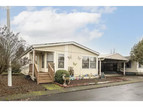 300 SE Lacreole Dr #204, Dallas, OR 97338