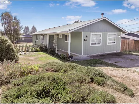 1123 Ransom Ave, Brookings, OR 97415