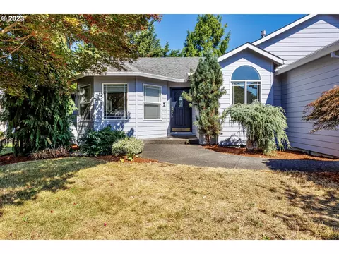 9437 NE Blue Heron Ct, Portland, OR 97211