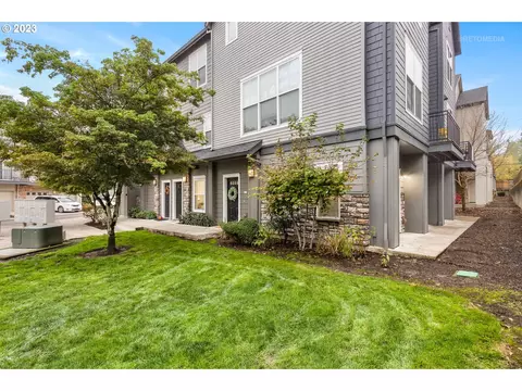 10818 NE Red Wing Way #102, Beaverton, OR 97006