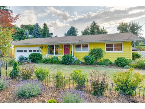 8806 SE Regents Dr, Milwaukie, OR 97222