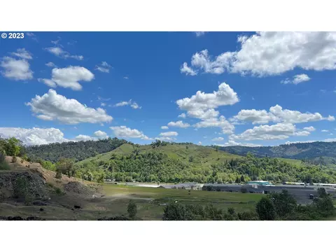 351 NE Pomona St, Roseburg, OR 97470