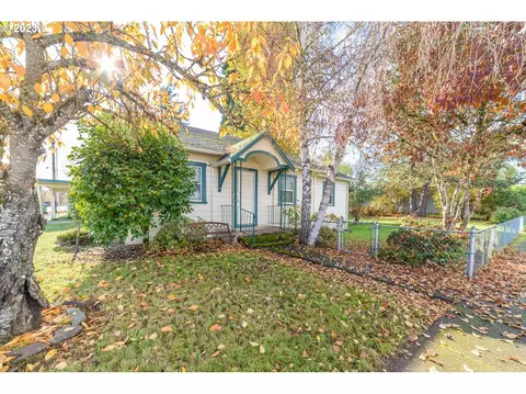 39 E Harrison Ave, Cottage Grove, OR 97424