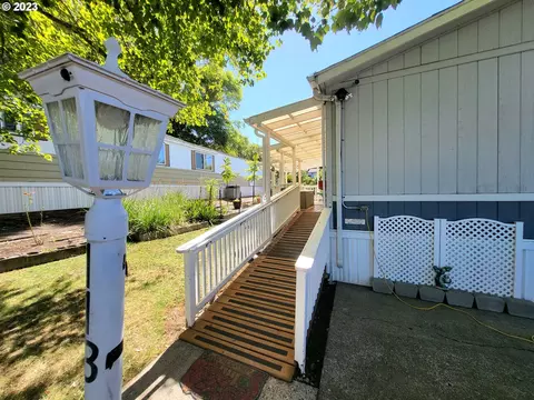 113 NE Zeus Ln, Roseburg, OR 97470