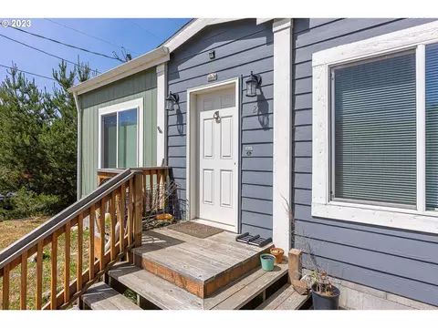 27 E Washington St, Rockaway Beach, OR 97136