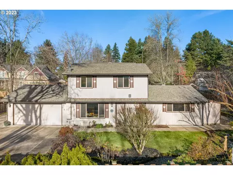 8999 SW Meadow Ln, Portland, OR 97225