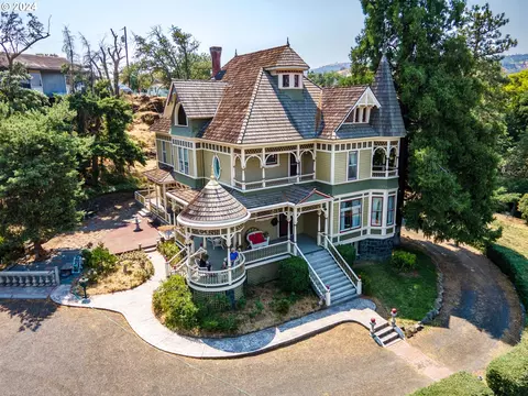 608 W 6th St, The Dalles, OR 97058