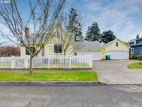 8358 NE Holladay St, Portland, OR 97220