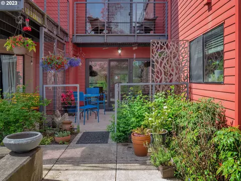 910 NW Naito Pkwy #I10, Portland, OR 97209