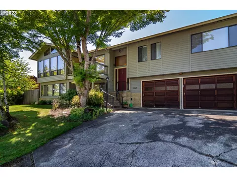2215 NW Canterbury Dr, Roseburg, OR 97471