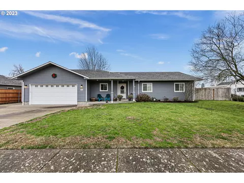 795 Burton St, Harrisburg, OR 97446