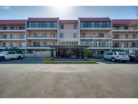 45 Eagle Crest Dr #400, Lake Oswego, OR 97035