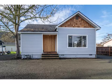 834 SE Fullerton St, Roseburg, OR 97470