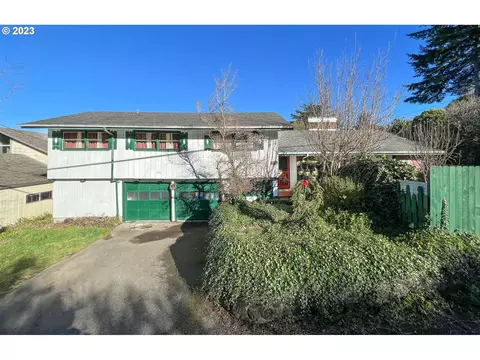 1530 Hillside Ct, Coos Bay, OR 97420