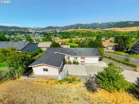 149 Cloudcrest Ct, Roseburg, OR 97471