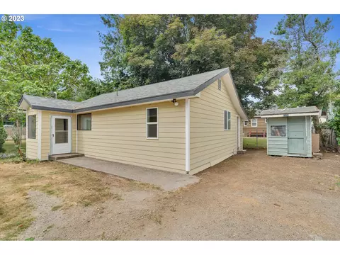 2206 10th St, Tillamook, OR 97141
