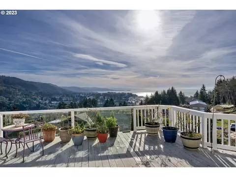 932 Marina Heights Rd, Brookings, OR 97415