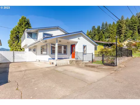 76478 Oak St, Oakridge, OR 97463