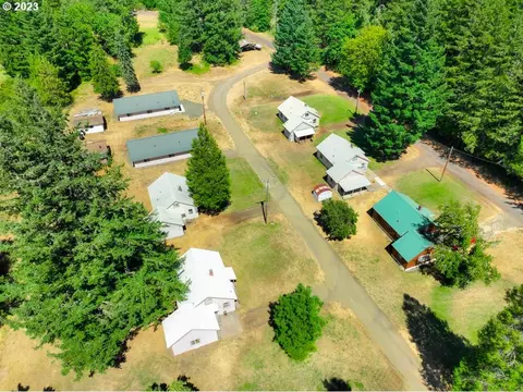 121 Fellowship Ln, Glide, OR 97443