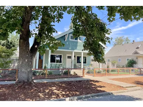 249 Monroe St, Harrisburg, OR 97446
