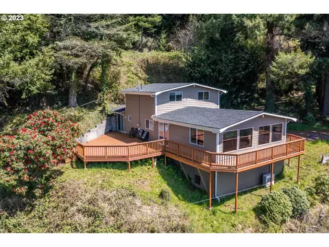 94533 Golf Course Ln, North Bend, OR 97459