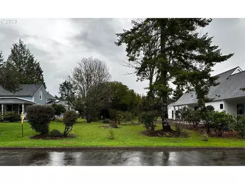 Oak St, Florence, OR 97439