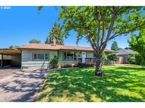 2645 Manor Dr, Springfield, OR 97477