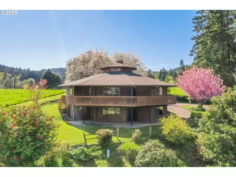 32733 Apple Valley Rd, Scappoose, OR 97056