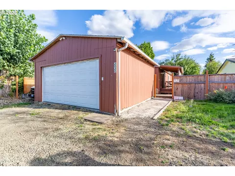 2020 17th Ave, Albany, OR 97322
