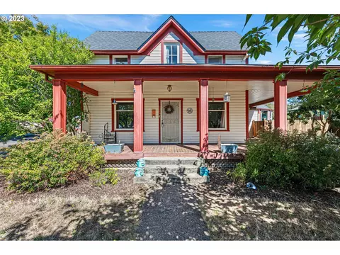 1142 Ash Ave, Cottage Grove, OR 97424