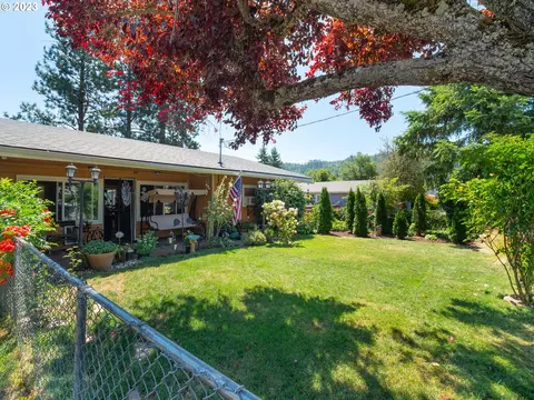 429 W Agee St, Roseburg, OR 97471