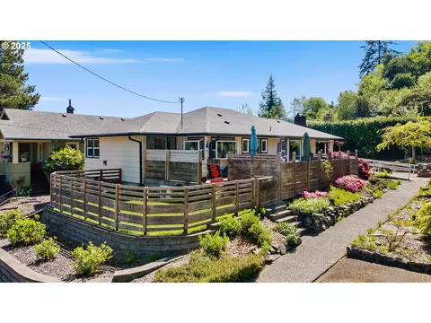 580 N 13th St, Coos Bay, OR 97420