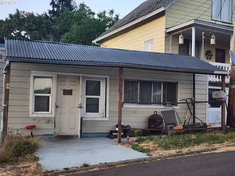 922 SE Orcutt Ave, Roseburg, OR 97470
