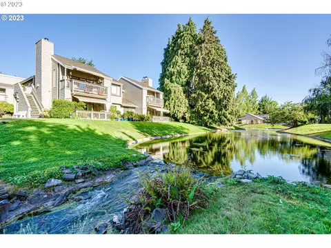 2066 Lake Isle Dr, Eugene, OR 97401