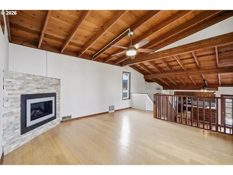 Living - 3067 Whitbeck Blvd, Eugene, OR 97405 photo 5 of 7