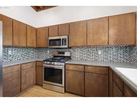 Kitchen - 3067 Whitbeck Blvd, Eugene, OR 97405 photo 4 of 7