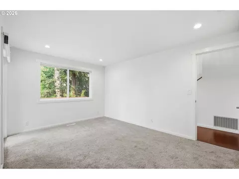 Living - 3067 Whitbeck Blvd, Eugene, OR 97405 photo 7 of 7