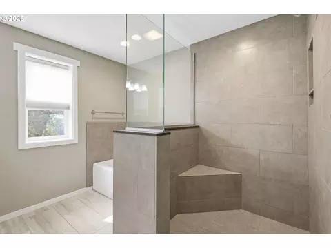 Bath - 3067 Whitbeck Blvd, Eugene, OR 97405 photo 5 of 5