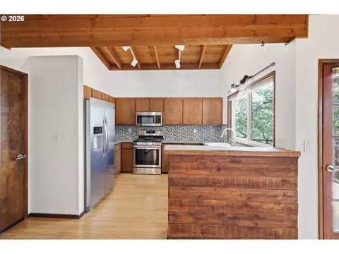Kitchen - 3067 Whitbeck Blvd, Eugene, OR 97405 photo 3 of 7