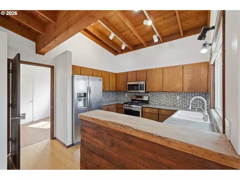 Kitchen - 3067 Whitbeck Blvd, Eugene, OR 97405 photo 1 of 7