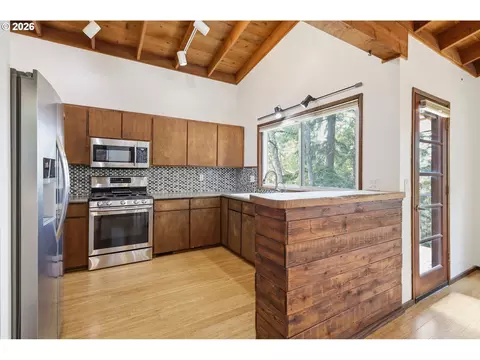 Kitchen - 3067 Whitbeck Blvd, Eugene, OR 97405 photo 7 of 7