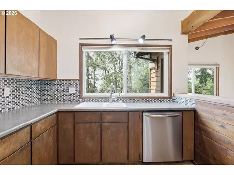 Kitchen - 3067 Whitbeck Blvd, Eugene, OR 97405 photo 6 of 7